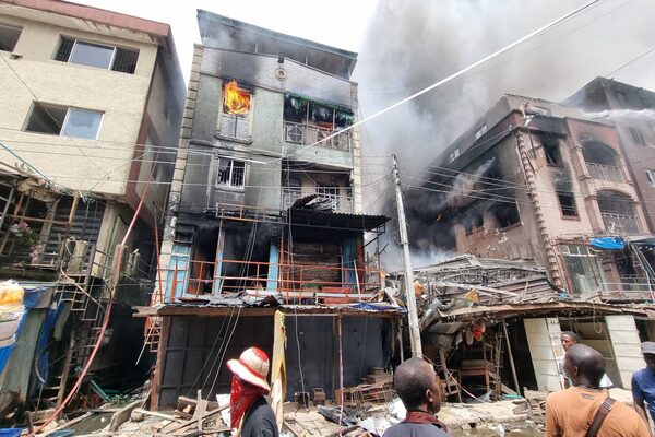 Nigeria - Devastating Fire Engulfs Buildings in Dosumu Area, Lagos ...