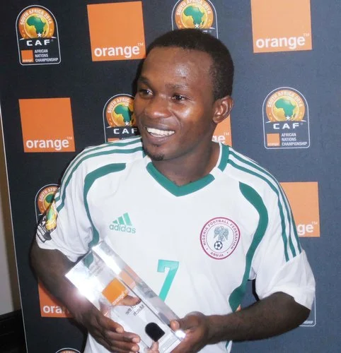 rsz_pic_4_ejike_uzoenyi_with_the_man_of_the_match_award_in_south_africa.jpg