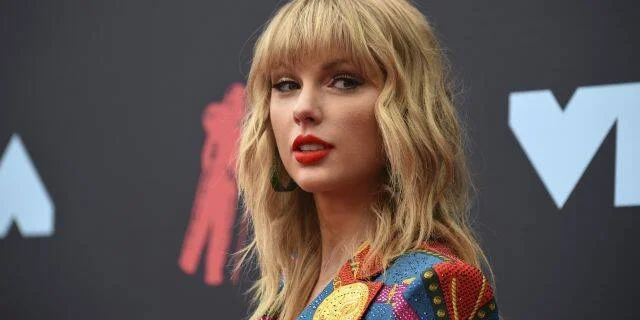 Taylor-Swift_VMAs-2019.webp