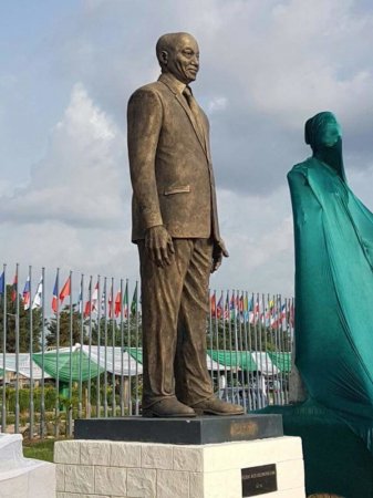 Jacob-Zuma-Statue-Imo-State6-600x800.jpg