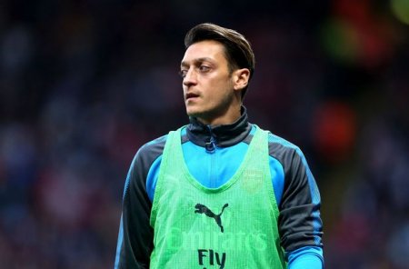 Ozil-warm-up-vs-Watford-Oct2017.jpg