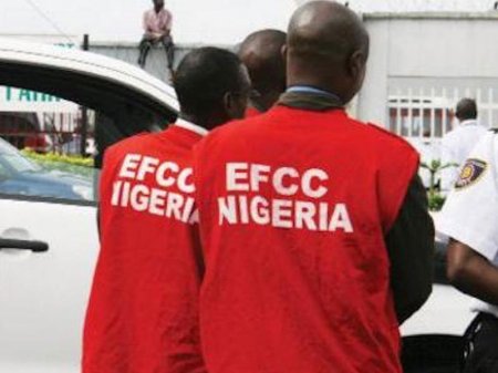 f092edbb-efcc-officials.jpg