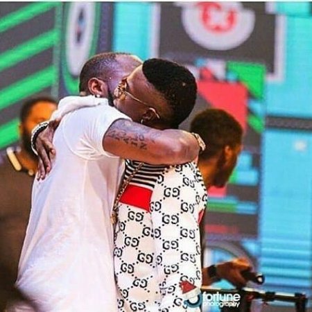 savage-davido-and-wizkid-slam-a-fan-who-try-to-cause-dispute-between-them-photos.jpg