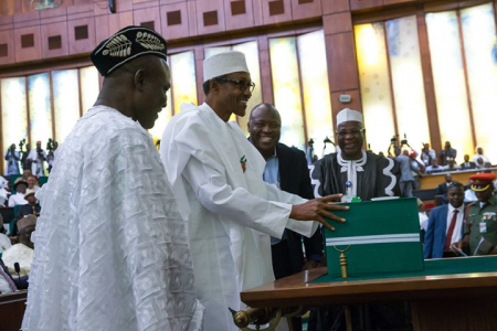 Buhari_laying_2016_budget.png