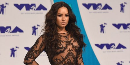 08-010938-demi_lovato_reveals_she_s_sexually_fluid.jpg