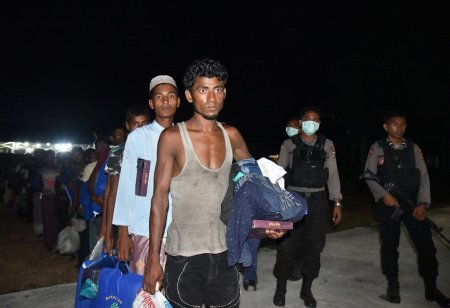 muslims fleeing myanmar.jpg