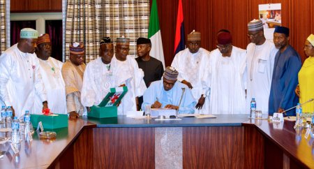 Buhari-Signs-2018-Budget-2.jpg