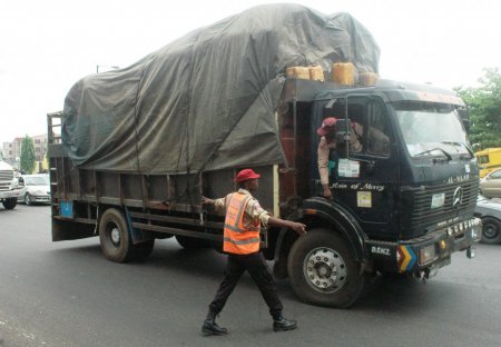 PIC.13.-FRSC-APPREHENDS-DRIVER-IN-LAGOS.jpg