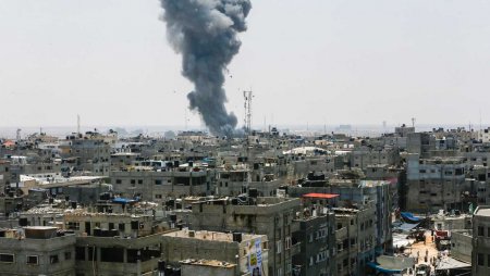 The-guardian-Newspaper-Israeli-air-strikes.jpg