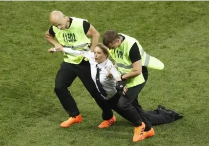 Boston-Globe-A woman was dragged away by stewards.webp Boston-Globe-A woman was dragged away by stewards.webp