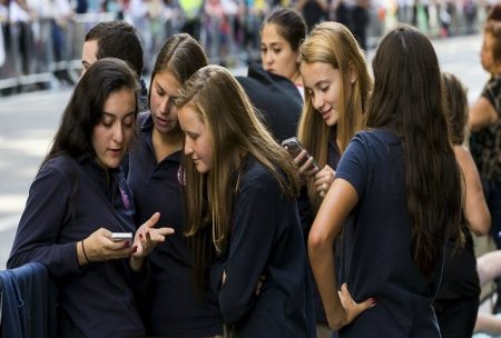 Olisa.tv-News-France-To-Outlaw-Mobile-Phones-In-Schools-From-September.jpg
