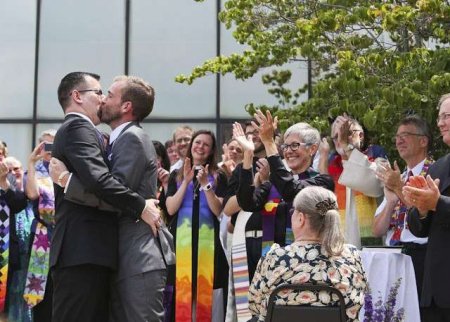 gay-marriage-michigan-pastor.jpg