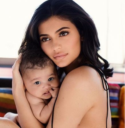 Kylie-Jenner-and-Stormi.jpg