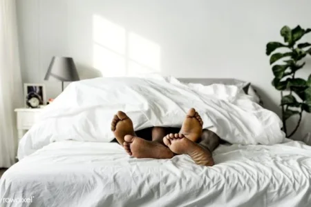 Couple-in-baed-photo-Rawpixel-640x427.webp