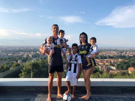 Cristiano-Ronaldo-and-family.jpg