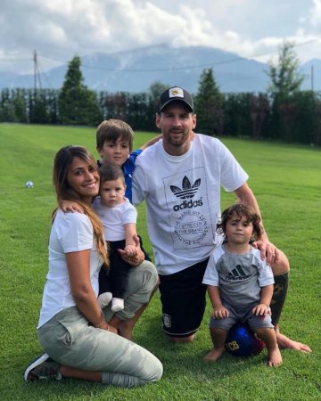 Yabaleftonline-Lionel Messi and Family.jpg
