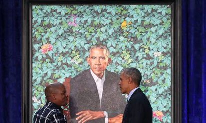 Kehinde and Obama admiring the painting..jpg
