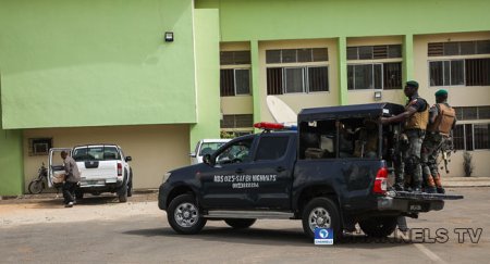 Security officials arrive INEC office in Kaduna..jpg