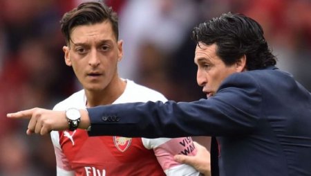 Unai Emery - Mesut Ozil.jpg