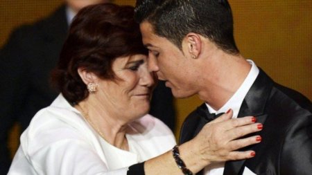 Ronaldo-and-mother-1.jpg