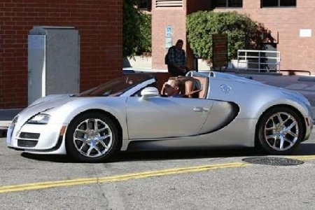 Arnold Schwarzenegger Spotted cruising a Bugatti Veyron (1).jpg