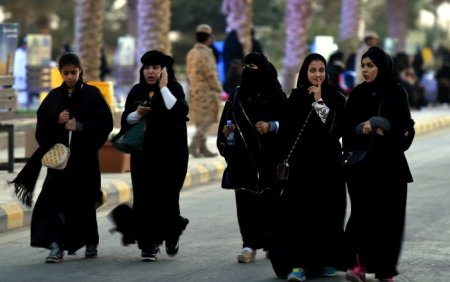 saudi-women-robes.jpg
