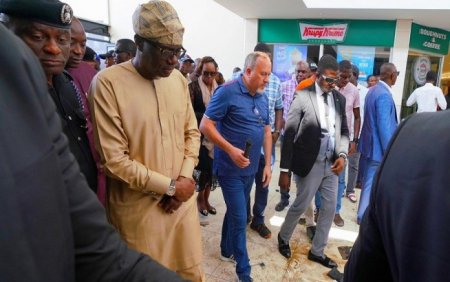 Sanwo-olu-mall-visit.jpg