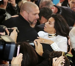 Kim Kardashian rescued by her bodyguard 1.jpg
