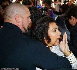 Kim Kardashian rescued by her bodyguard 3.jpg