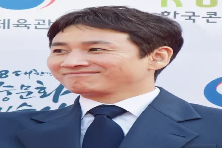 768px-Lee_Seon-gun_in_Oct_2018 (2).webp 768px-Lee_Seon-gun_in_Oct_2018 (2).webp