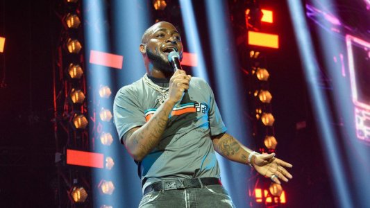 [VIDEO] Nigerians Cheer as Davido Surprises Fan with $50,000 at Madison Square Garden Concert
