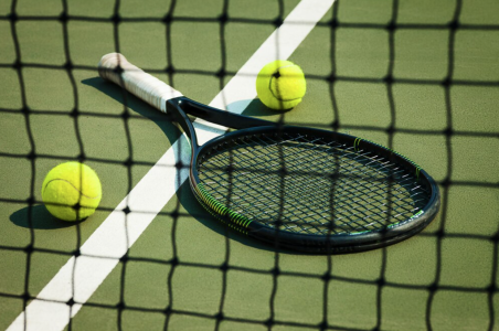 tennis-balls-racket-1xbet.png