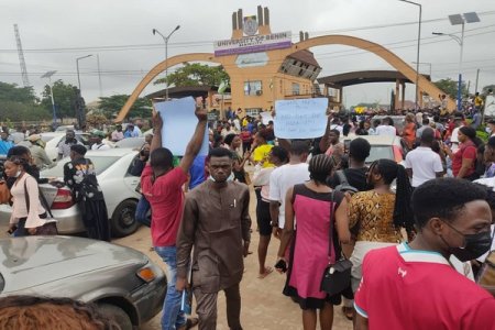 Traffic Disrupted as UNIBEN Students Protest Prolonged Power Outage