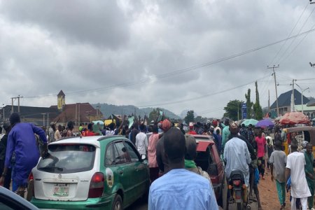 [VIDEO] Nigerians Block Major Road to Abuja in Protest Against Economic Hardship and Petrol Subsidy Removal