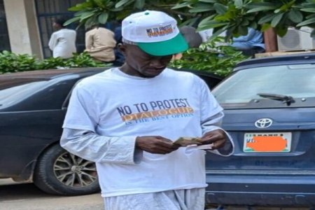 #EndBadGovernance Photo of the Day: Anti-Protest Protester Holding N1,500 Draws Criticism