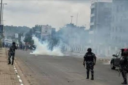 [VIDEO] Police Fire Teargas at Peaceful Protesters in Abuja’s Eagle Square