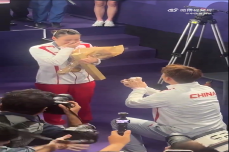 [VIDEO] Chinese Badminton Star Liu Yu Chen Goes Viral with Proposal to Huang Ya Qiong Post-Gold Win