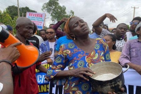 Woman protesting with empty pot in Lagos (1).jpg