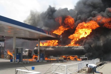 Fire Ravages Mobil Fuel Station in Lagos, Vehicles Burned [ Video]