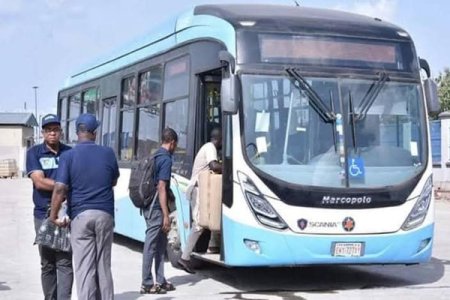 [VIDEO] Daylight Robbery: Thugs Attack Lagos BRT Bus, Steal Valuables