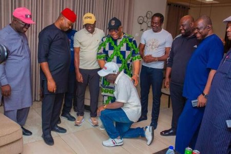 [PHOTO] Okpebholo Kneels to Akpabio After Edo Gubernatorial Win