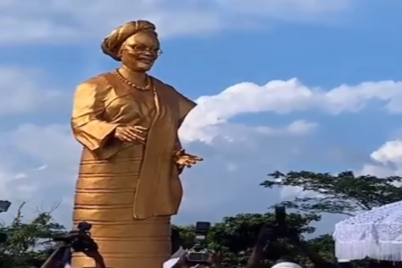 [VIDEO] Mixed Reactions as Ooni of Ife Unveils Golden Statue of First Lady Oluremi Tinubu