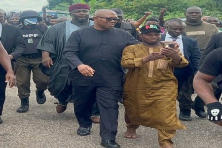 [VIDEO] Peter Obi Praised as He Clears Traffic Blockage in Kogi State