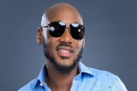 Nigerians Celebrate Faze and 2Baba’s Emotional Reunion at Flashback Concert