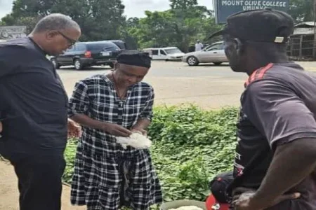 peter obi helps woman (1).webp peter obi helps woman (1).webp