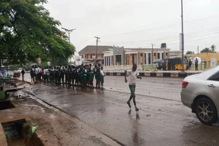 school children waiting for tinubu (1).webp school children waiting for tinubu (1).webp