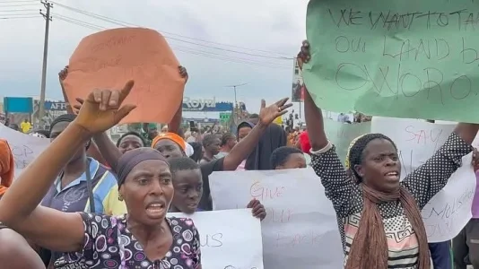 [VIDEO] Oworonshoki Residents Block Third Mainland Bridge in Protest Over Demolition