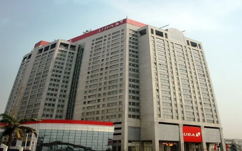 [VIDEO] Fire Guts UBA Branch on Lagos Island