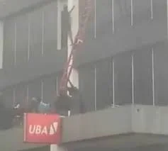 [VIDEO] UBA Staff Jump from Windows to Escape Fire at Lagos Island Branch
