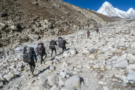 Massive Blizzard Traps Over 200 Hikers on Mount Everest